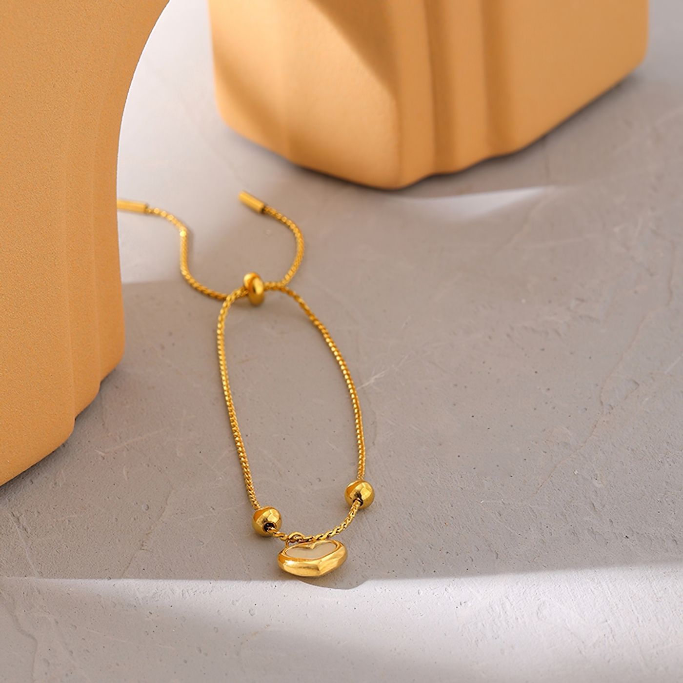Bracelet Zoé plaqué or 18 carats avec pendentif cœur en nacre